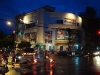In Phnom Penh bieten alle drei Kinos digitale Projektion – so darf sich Kambodscha rühmen, das modernste Kinoland der Welt zu sein. Das hier gezeigte Traditionskino Cine Lux war Aufführungsort der kambodschanischen Premiere von „Same Same But Different“.