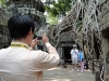 Nahe Angkor Thom steht der oftmals werbewirksam als „Angelina-Jolie-Tempel“ bezeichnete Tempel Ta Prohm – „Tomb Raider“-Hauptdarstellerin Jolie hatte hier einen imposanten Film-Auftritt, an dessen Stelle sich gern Touristen fotografieren lassen.
