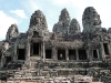 Der besonders bizarre Bayon Tempel war ebenfalls Kulisse für „Tomb Raider“ und erlangte im Alien-Monster-Kriegsfilm „Transformers 3“ (2011) in einer kurzen Einstellung wenige Sekunden Ruhm. 